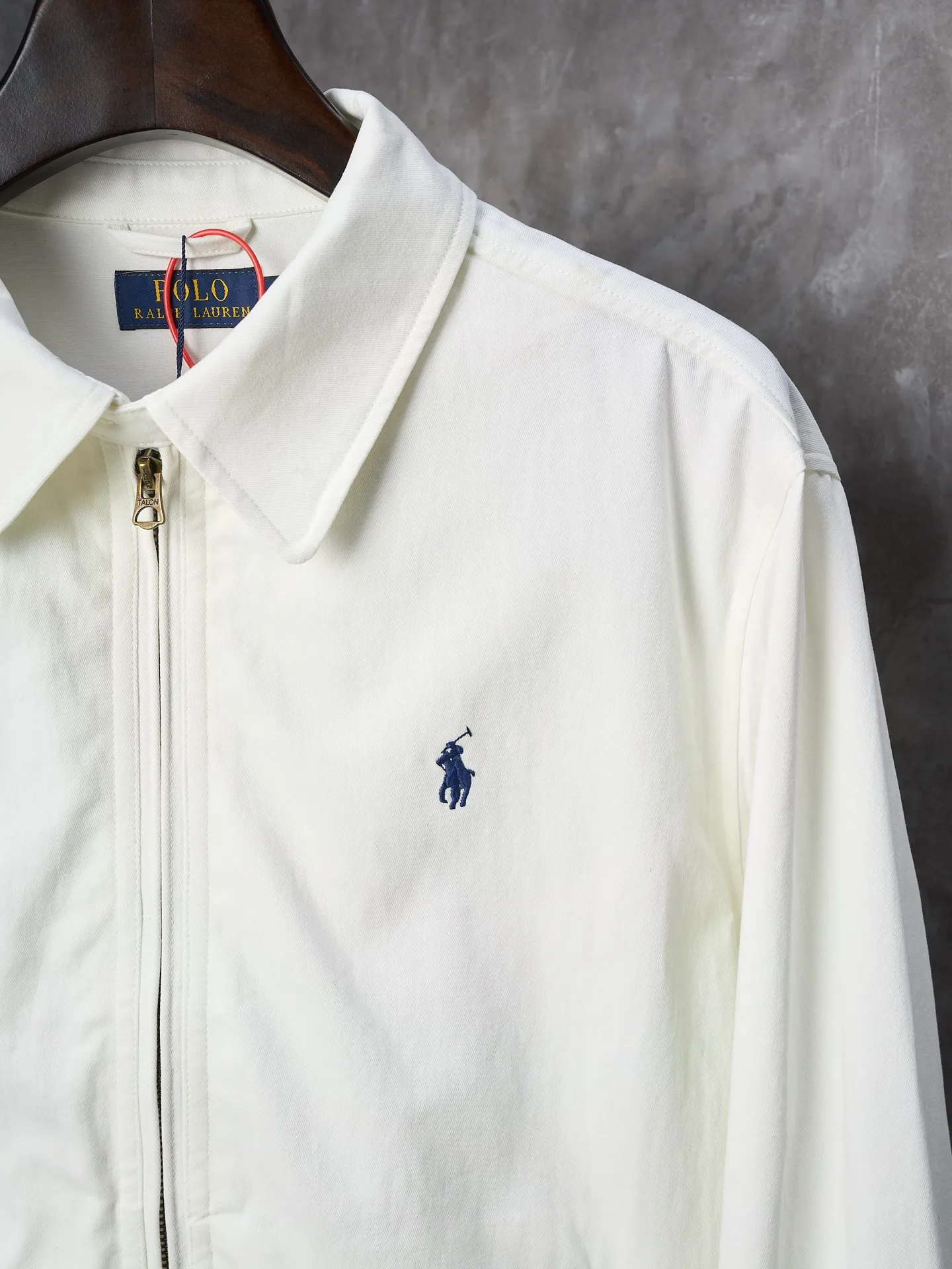 P460 Actual auction] Ralph Lauren/Ralph Lauren blue pony logo embroidered zipper jacket [Ready stock] S M L XL custom cloud velvet white twill cotton, soft and silky, comfortable and skin-friendly. Dressed in pure white, it exudes an innate elegance. The exquisite indigo pony logo is embellished. Fully recognizable. With an atmosphere of freedom and vitality, a symphony of pure and smart colors, and a neat version to reconstruct the classics. Use versatile genes to define modern relaxation. Use imported machine embroidery technology. Use advanced computer control systems and precision mechanical components to achieve iconic pony embroidery operations. High precision. Smooth and delicate lines. Template machine bag opening. Preset templates guide the position, shape and size of the bag opening. Accuracy ensures the quality of the bag opening effect. The hem is made in one go using a three-needle waist stretching machine. The special needle position and feeding mechanism of the machine are used to sew the elastic band and the fabric together in the same process. The three-needle design is more solid. Able to evenly distribute pressure to ensure tight fit between the elastic band and the fabric. Process 4: The fabrics are washed carefully and have a better hand feel. Not easy to deform, not easy to shrink, not easy to fade, and maintain long-term beauty and fit.